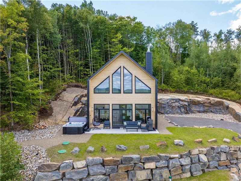 Hot Tub & Mountain | Chalet Le Valkëa