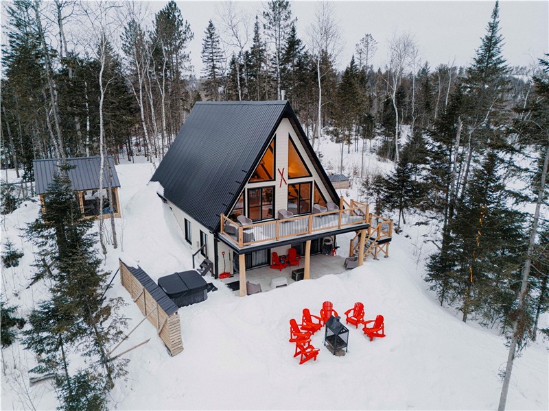L'Aventure du Bonheur – A-Frame with Spa by the Mékinac River