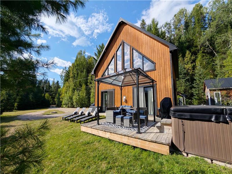 RIVER LODGE CHALET - HOT TUB | RIVER SHORE | AC | SKI VAL ST-CÓME | PET FRIENDLY