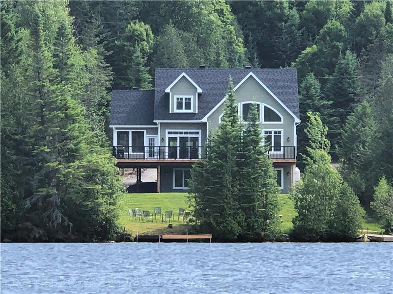 Lakefront Chalet – 5 Bedrooms, Mountain Views & Spa – Sleeps 14 - CP