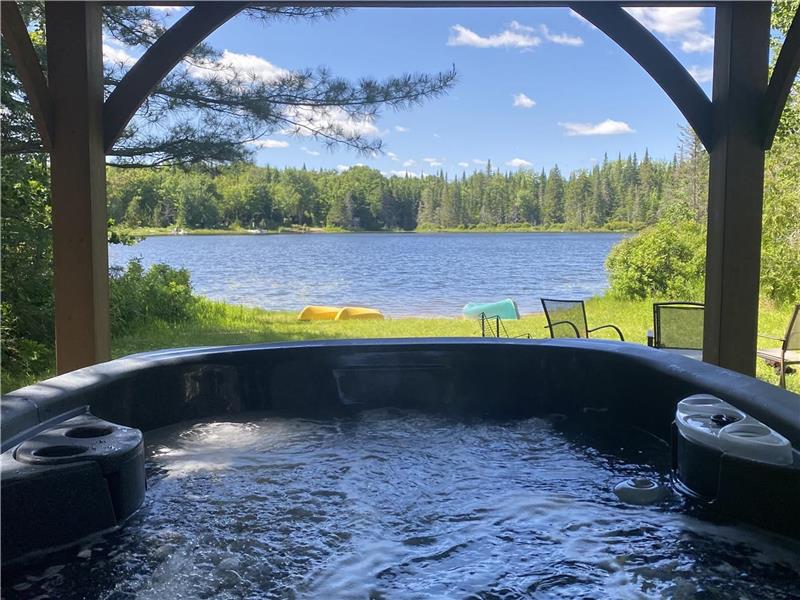 Lakefront Chalet with Spa & Sand Beach – 3 Bedrooms – Sleeps 8 - LC