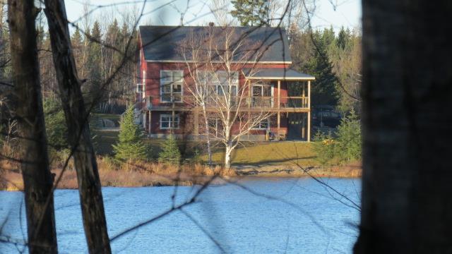 Chalet locatif 5 chambres, 16 personnes, au bord du lac (plage privé), tous meublés