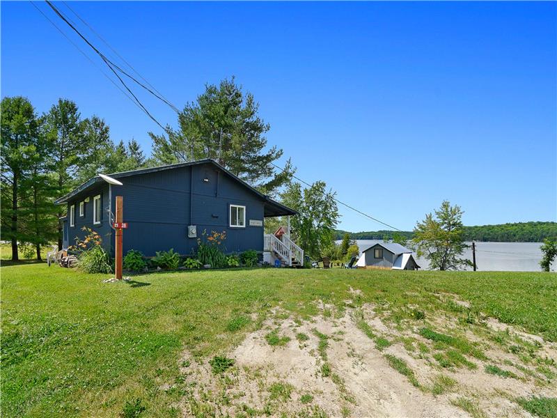 Modern Lakefront Cottage on Lac Heney – R&B Retreats