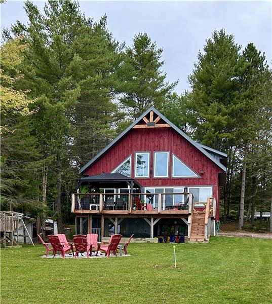 Your Perfect Getaway: Family-Friendly Lakefront Cottage Surrounded by Nature