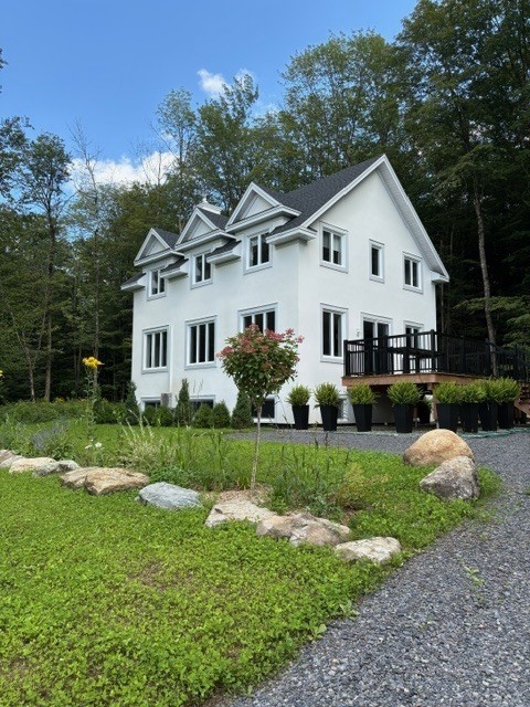 Beautiful New House, 10 minutes from Sutton Mt. Elegant living spaces, all conveniences.