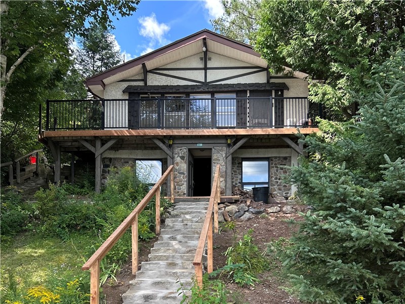 Chalet familial face au lac St-Denis à St-Adolphe d'Howard idéal pour les amateurs de plein air