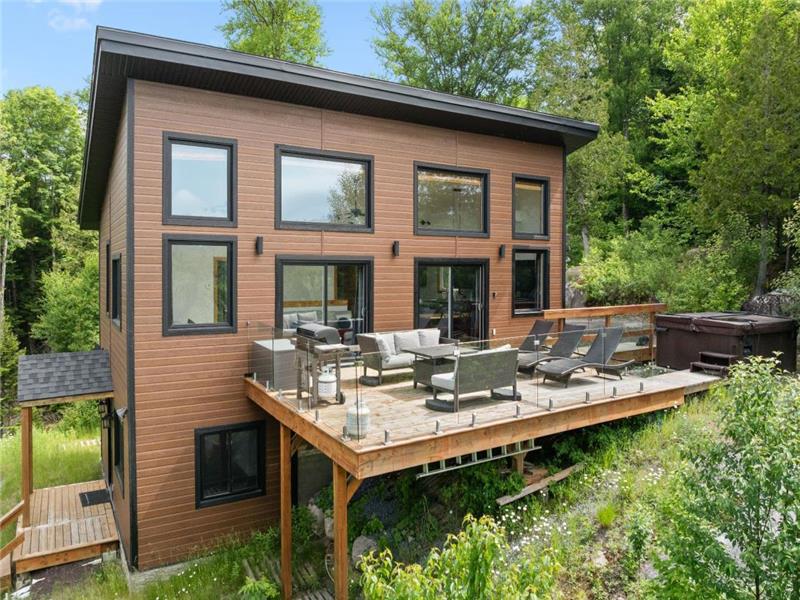 Scandinavian Chalet in the Laurentians with Hot Tub and Lake