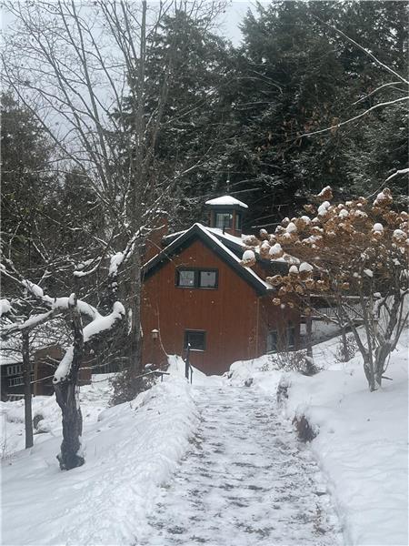 New lakeside Ski Chalet on Lake Memphremagog just 5 minutes to Owl's Head and 30 minutes to Magog.