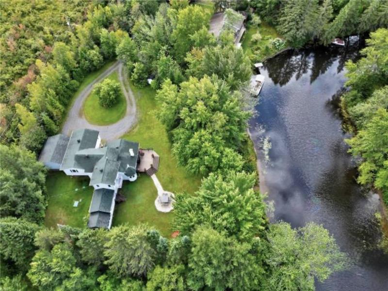 Le 710 / WATERFRONT RIVIÈRE/LAC NOIR