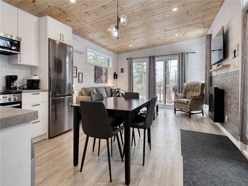 Hôtel à la maison - La Cachette, golf et ski!