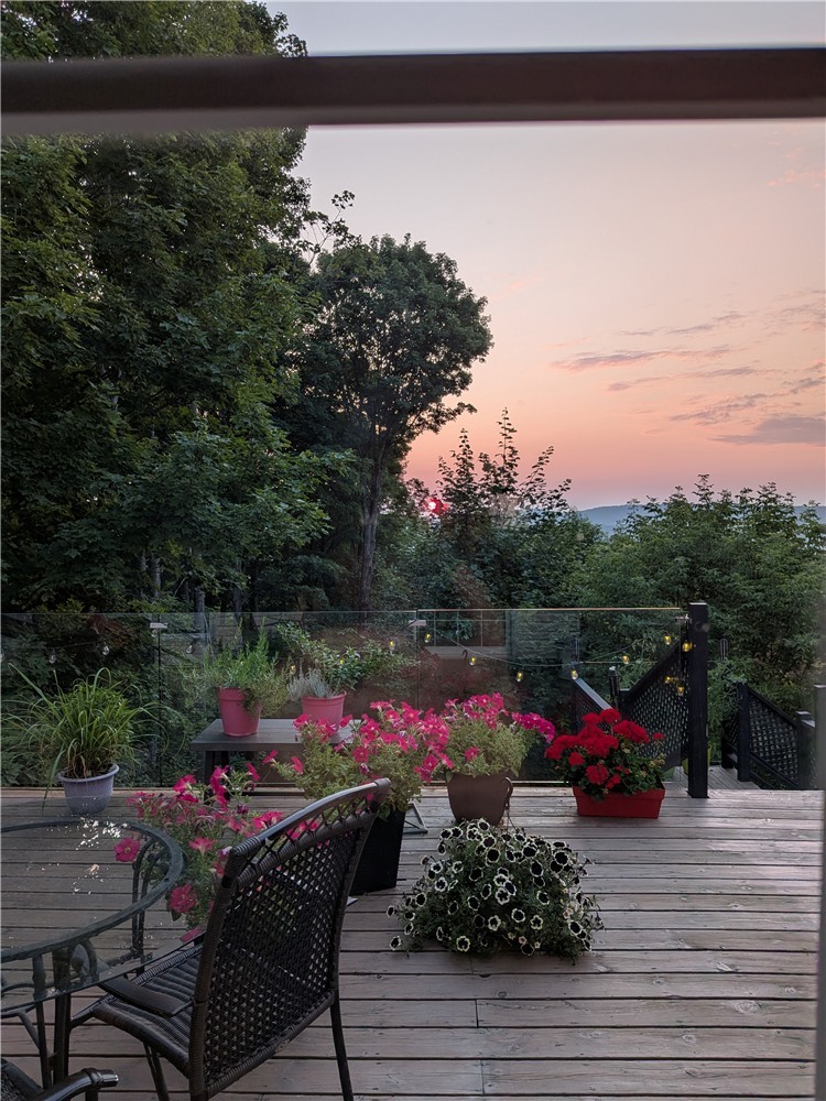 La Maison Jaune: Near Town & Nature, with Hot tub, very close to Saint-Sauveur