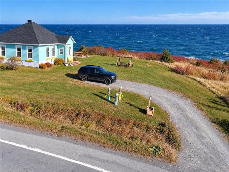 Unique former schoolhouse with a 180° ocean view • Near Forillon Park and featuring an outdoor fire