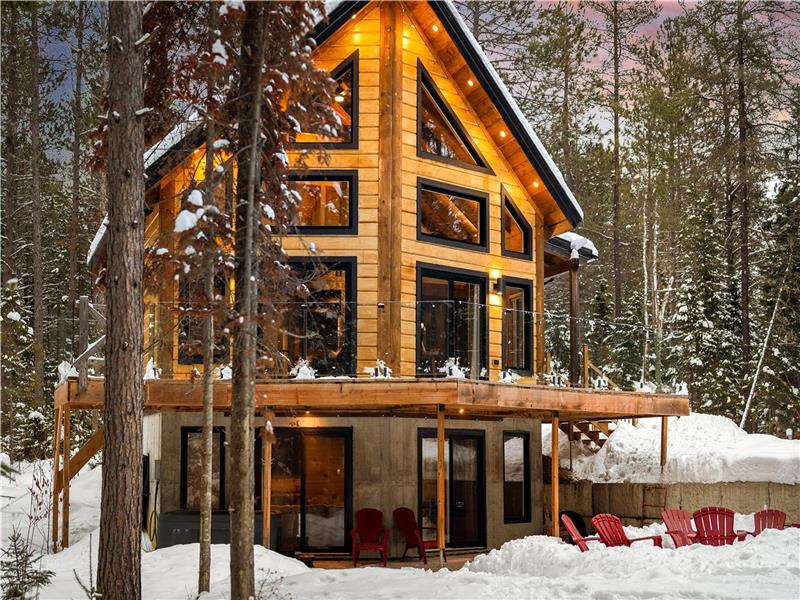 Chalet Nid Boréal, spa, BBQ, babyfoot, snowmobile trail, access to Mauricie National Park