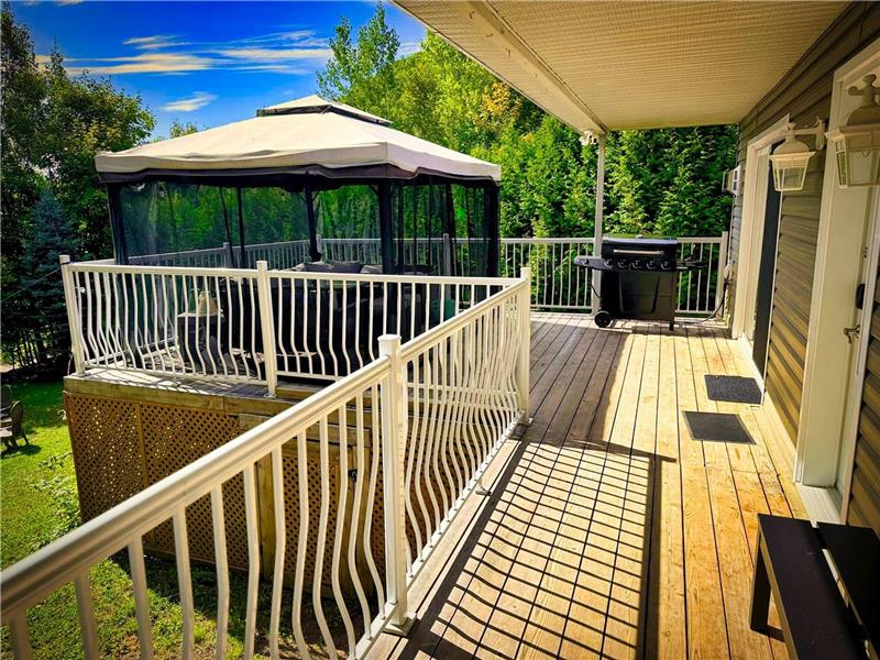 GabAdèle Family Chalet | Snowmobiling, lake, nature, mountains, hiking trails + pool table**