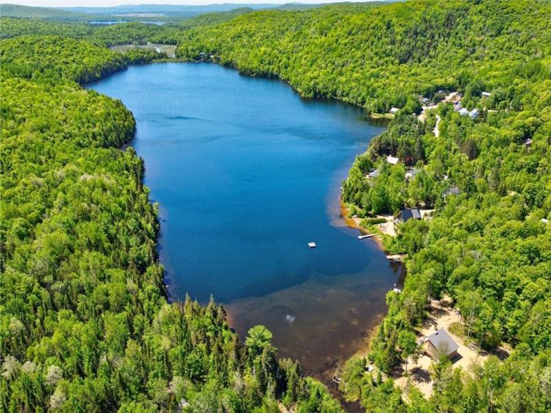 GabAdèle Family Chalet | Snowmobiling, lake, nature, mountains, hiking trails + pool table