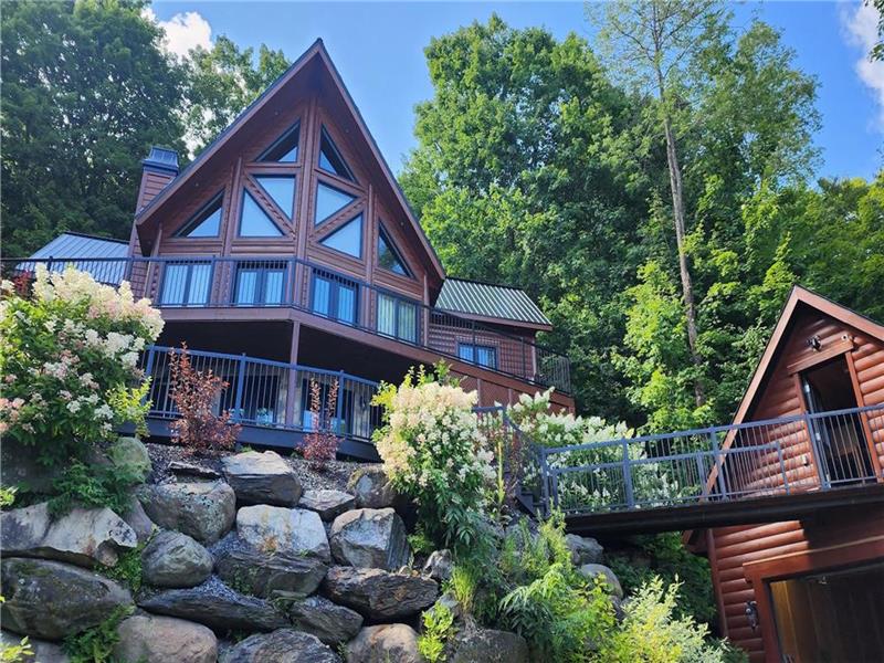 Le Haut-Perché — A Mountain Chalet for 8, a Nature Getaway to Share in the Eastern Townships