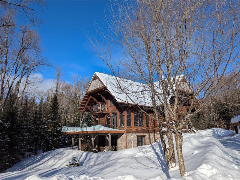 Chalet Arthur à Tremblant, Côte Nord : spa, table de billard, climatisation, piscine, tennis, plage.