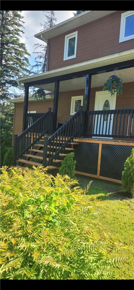 Chalet-maison bord de rivière à St-Mathieu-du-parc,  3 chambres, grand terrain intime avec garage .
