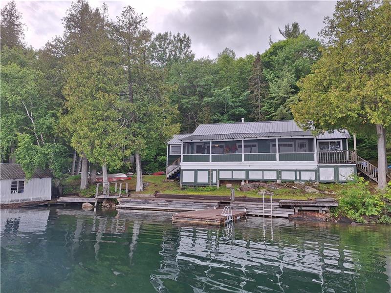 Loon Landing - rustic waterfront cottage on 31 Mile Lake