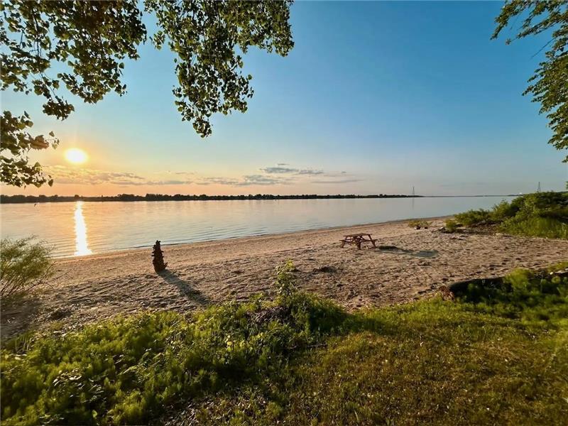 Mon petit coin de paradis, waterfront with beach 45 minutes from Montréal