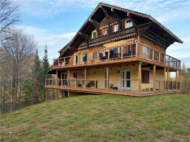 Exceptional Swiss Cottage by the lake