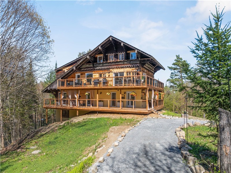 Exceptional Swiss Cottage by the lake