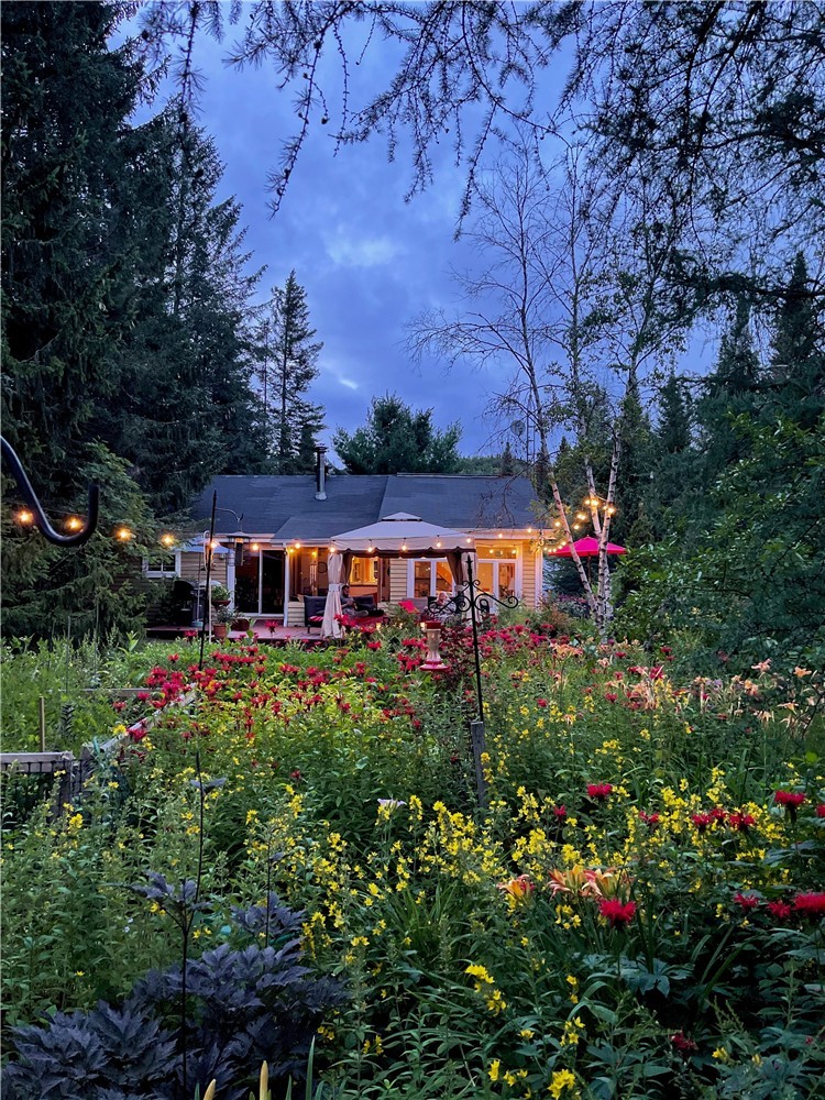 Beautiful cottage rental in Sainte-Adolphe-d'Howard.