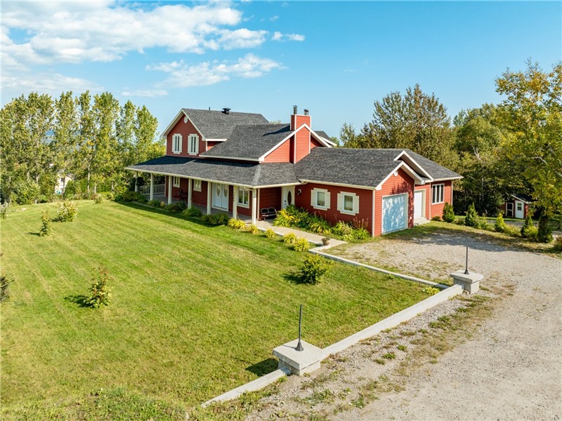 Propriété à vendre CHARLEVOIX avec 3 portes de  garages, vue partiel sur le fleuve