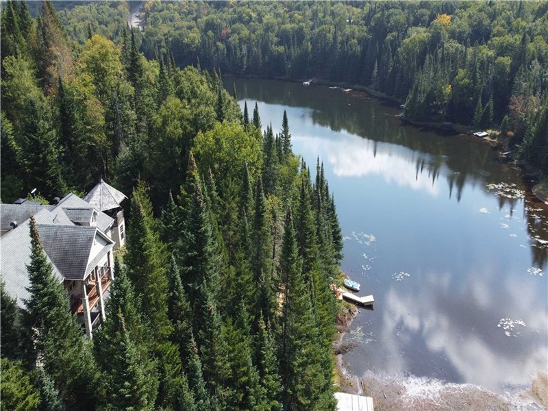 Absolute luxury by the lake | Chateau Val-des-Lacs