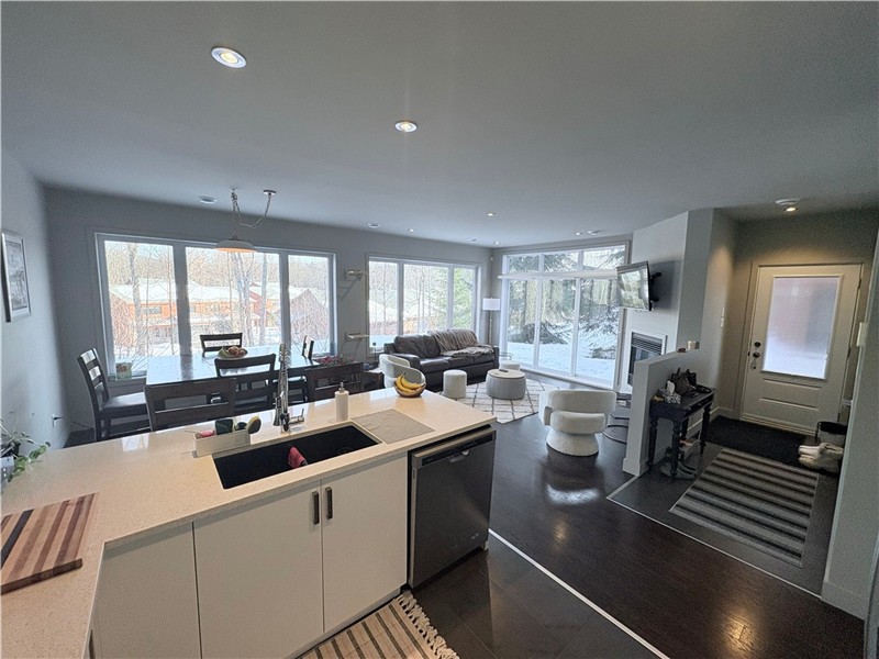 Magnifique condo 3 chambres avec navette ski, piste vélo à 100 m, rivière Yamaska & commerces à pied