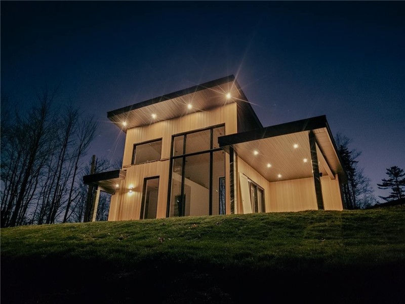 Mountain Loft EAST at the Summit of Mont Hatley