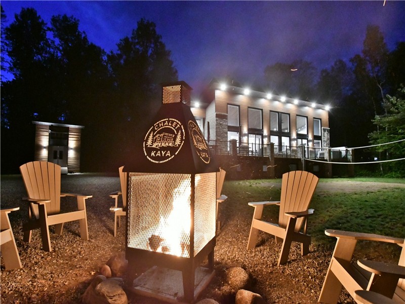 Le Kaya, chalet luxueux au bord de l'eau, spa, plage et quai pour votre bateau, 21 invités