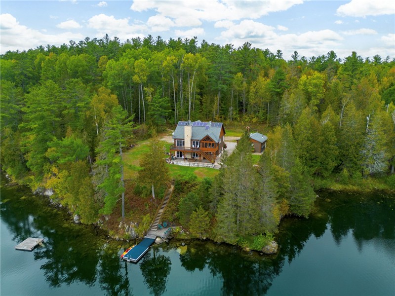 Luxury Off-Grid Waterfront Cottage on Lac Michel