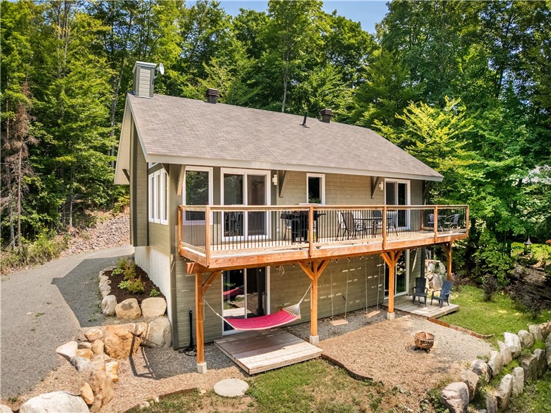 Évadez-vous dans ce magnifique chalet en montagne à St-Donat, niché dans un environnement boisé