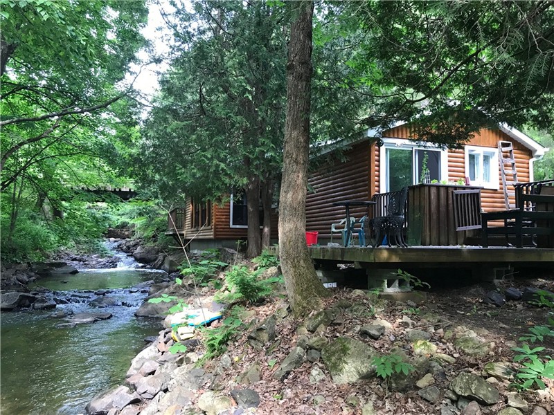 Le Havre de la rivière de l'Est. Charmant petit chalet familial de style rustique sur un site unique