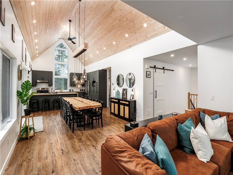 The PARA10, 1h from MTL, SPA, sauna, lake access, Bbq, games, 2 arcades, wood fireplace