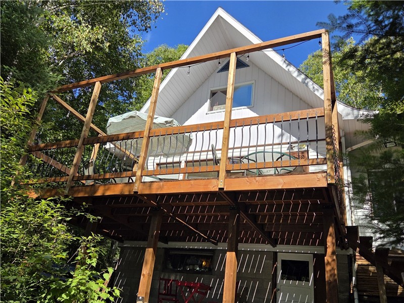 Bright lakeside chalet on Lake Ouareau / St-Donat | Private beach + dock | Perfect for families