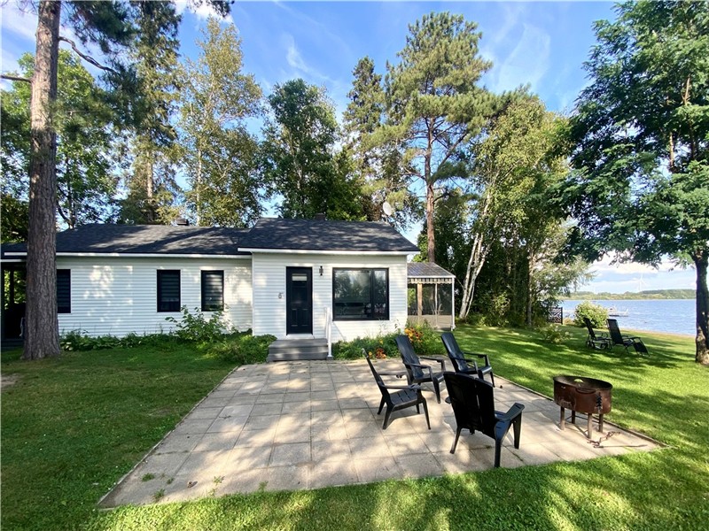 Lac Saint-Jean, Bord de l'eau, chalet en location 4 saisons, occasion très rare!