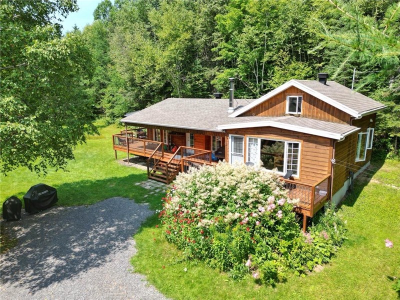 Chalet au bord de la rivière · Poêle à bois · MSA & Massif