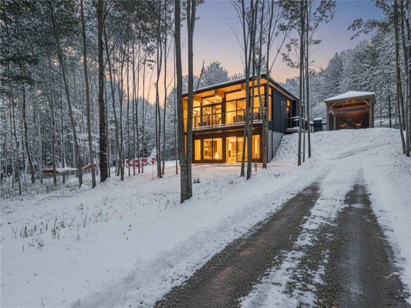 Chalet Mi-Siècle | Bord du Lac Joseph | Le Charlo