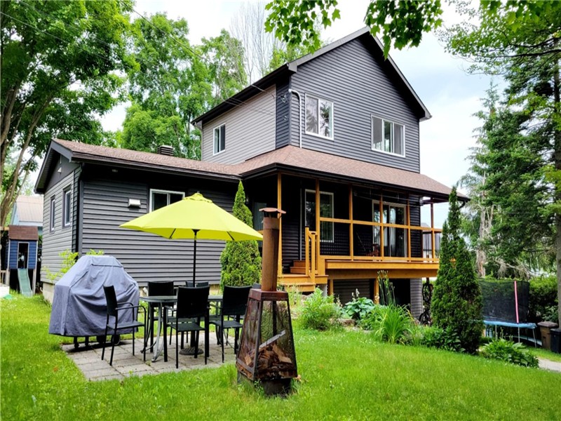 NEW CHALET Ô LAC-BROME- Lake view, 3 bedrooms, sleeps 8.