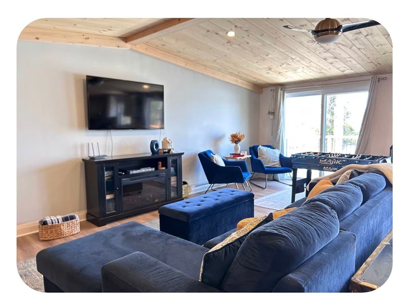 Lakeside Therapy Blue Cottage on Lake Patterson
