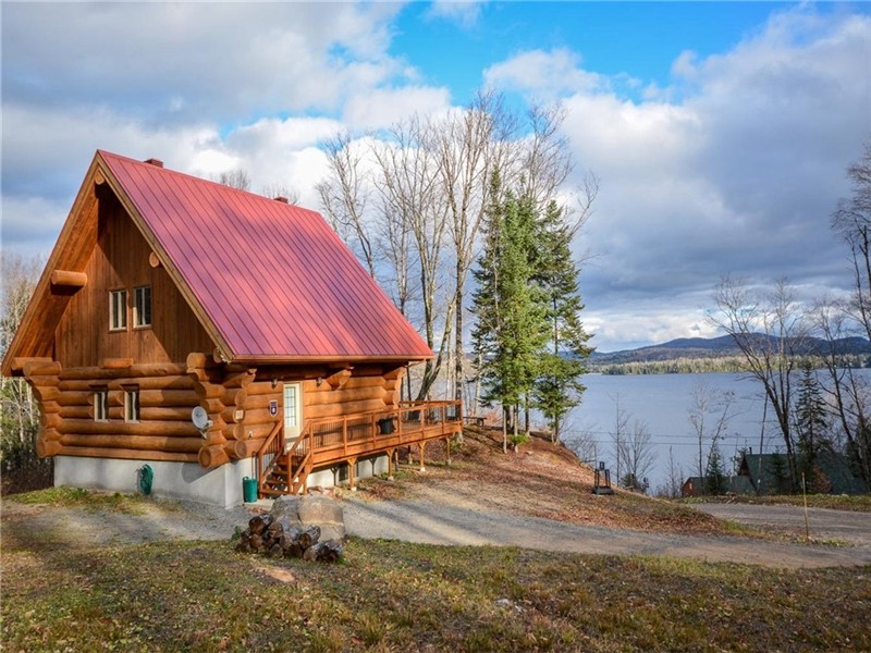 Short term rentals permitted - Excellent income ! Prestigious log cabin in Lac-des-Plages.