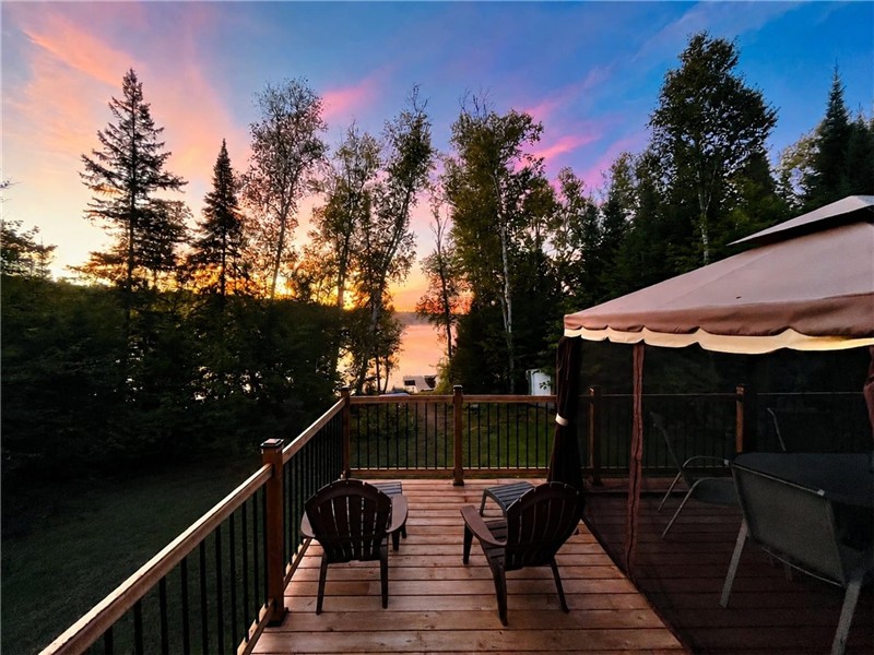 CHALET Le Blanc | Hot Tub, Lakefront & Kayaks