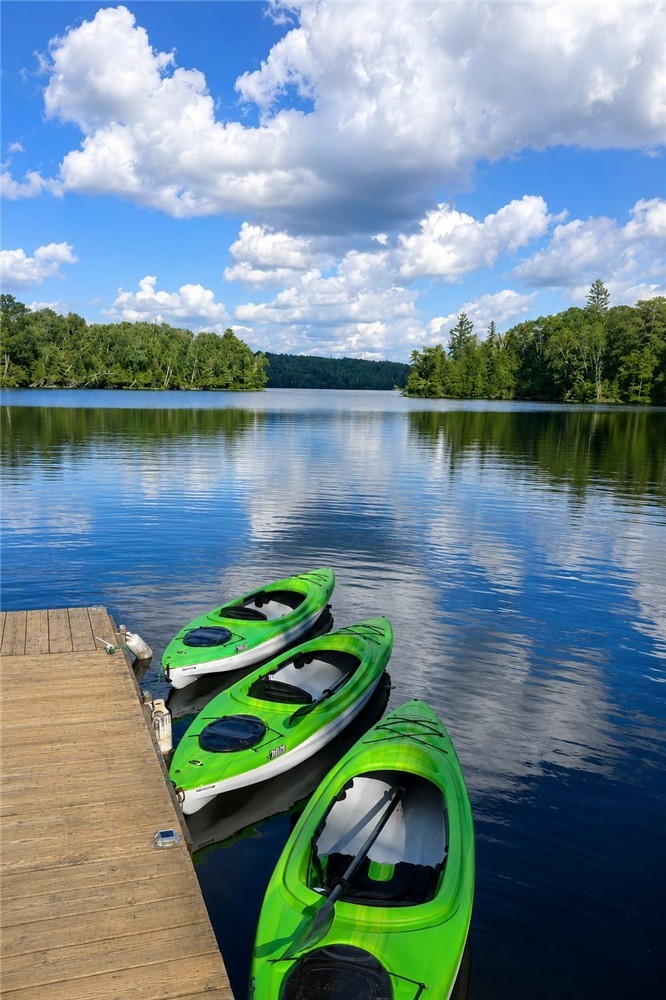 CHALET Le Blanc | Hot Tub, Lakefront & Kayaks