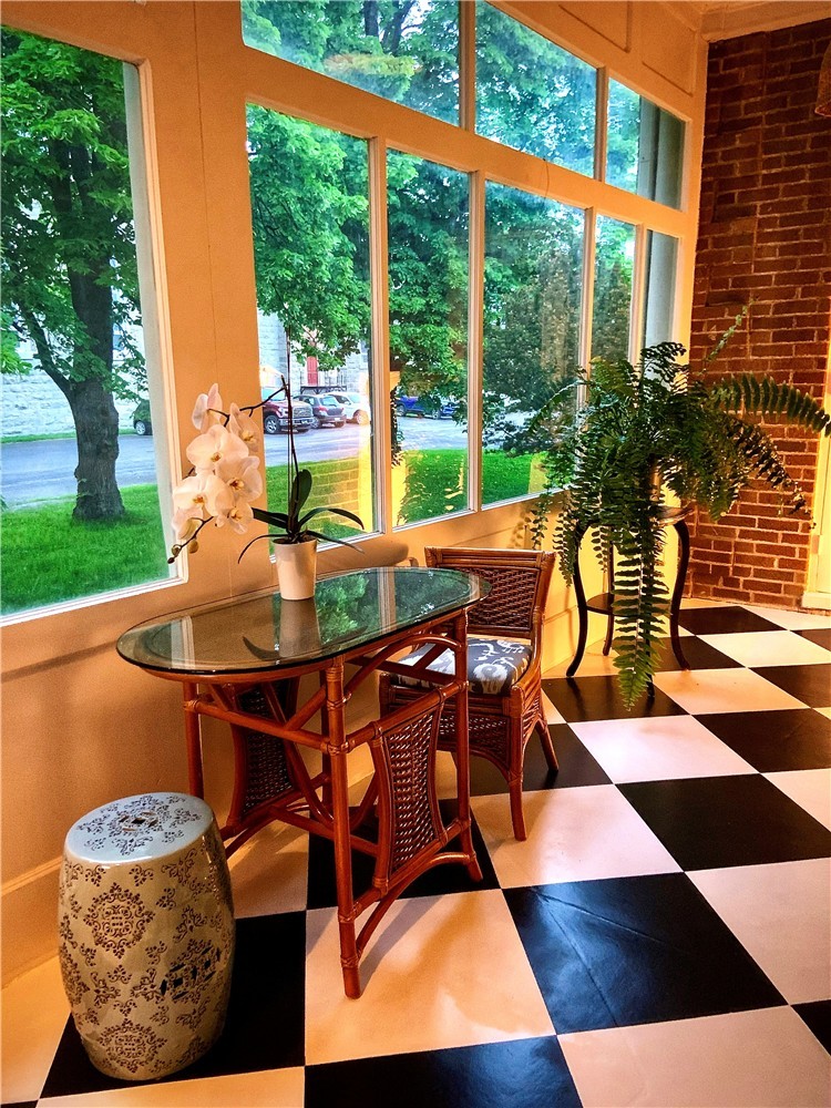 Gaspésie guest house, B&B and small hotel style: 6 rooms, up to 10 guests, breakfast included.