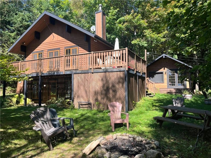 Beautiful Family Chalet with Private Hot Tub – Sainte-Agathe-des-Monts