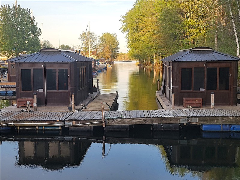 Floating glamping with free access to paddle watercrafts, bicycles, pool, fireplace and bbq