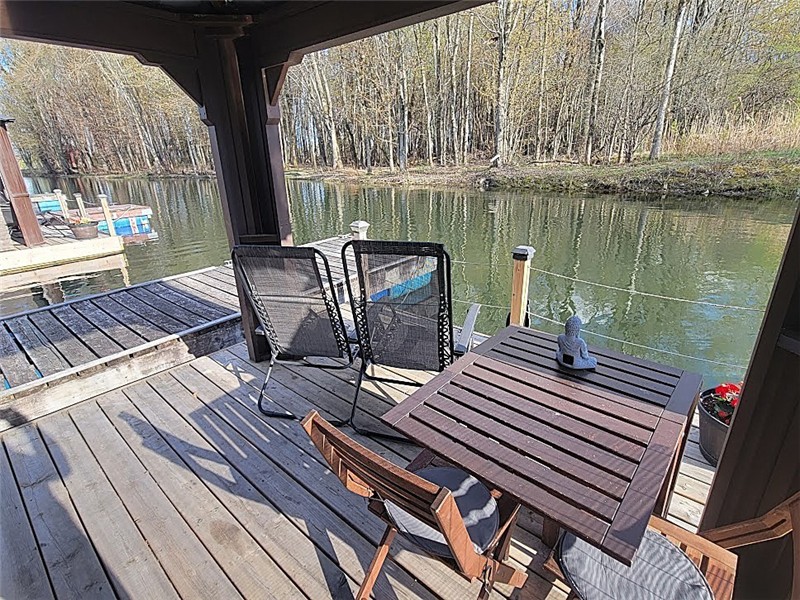 Floating touristic cabin for sell, 45 minutes south of Montreal