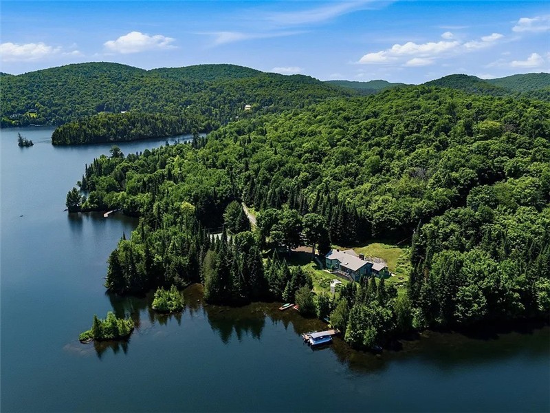 Chalet au bord du lac Manitou avec vue imprenable et accès direct au lac